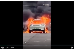 Ô tô điện bán chạy nhất Trung Quốc nổ như đạn pháo, lửa trùm thân xe