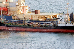 Mỹ siết trừng phạt, 40.000 tấn dầu Nga mắc kẹt ngoài khơi gần một tuần vẫn chưa thể cập cảng