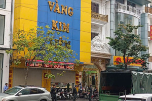 Phong tỏa, khám xét loạt tiệm vàng nổi tiếng ở Thanh Hóa