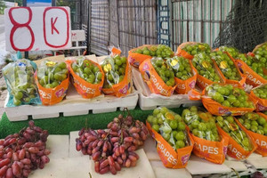 'Nho Mỹ 79.000 đồng/kg': Cơn lốc trái cây ngoại giá rẻ đang cuốn người tiêu dùng vào mê trận