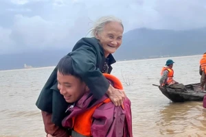 Hà Tĩnh gấp rút 'vá' đê, di dời hàng trăm hộ dân bị ngập do mưa lũ