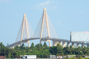 Cây cầu dây văng đầu tiên do Việt Nam thiết kế và thi công, phá thế qua sông lụy phà, rút ngắn thời gian di chuyển còn 15 phút