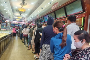 Vàng không phải độc tôn, người trẻ Việt xếp hàng từ tờ mờ sáng, chờ vài tháng để sở hữu thứ kim loại này