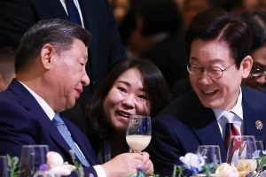 Tổng thống Hàn Quốc nâng ly rượu gạo chào đón các quan khách dự APEC