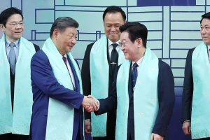 Bế mạc hội nghị cấp cao APEC: Các nhà lãnh đạo chụp ảnh cùng khăn truyền thống của Hàn Quốc