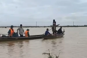 Huế thiệt hại nặng về người do mưa lũ lịch sử, hơn 10.000 ngôi nhà còn ngập lụt