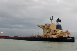 Tàu chở gần 175.000 tấn quặng sắt mắc cạn ở vùng biển Dung Quất