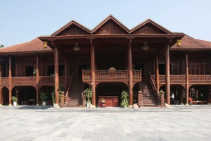 Huy động 500m3 gỗ lim 900 năm tuổi từ Lào cùng 20.000 công lao động, xây dựng công trình đạt kỷ lục Việt Nam