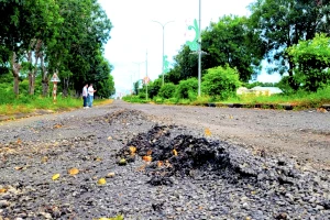 Cận cảnh con đường 'tan nát' sau khi được... sửa chữa