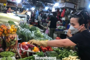 Rau xanh ở TPHCM nơi tăng giá, nơi giảm sâu