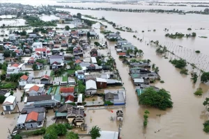 Mưa xối xả trở lại, lũ lên báo động 3 ở Huế - Đà Nẵng