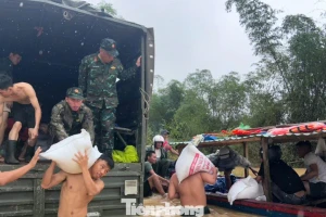 Bộ đội 'cõng' hàng tấn lương thực, thực phẩm vào vùng ngập ở Đà Nẵng