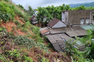 Sạt lở bủa vây, hàng trăm người dân Quảng Ngãi sơ tán khẩn cấp