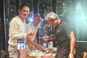 CEO Nvidia Jensen Huang khiến cửa hàng gà rán 'cháy hàng’, Chủ tịch Samsung 'khao bạn' hết gần 37 triệu đồng