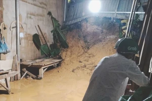 Đà Nẵng sạt lở kinh hoàng, đất tràn vào nhà dân lúc nửa đêm