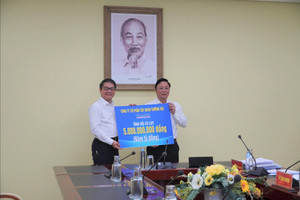 THACO ủng hộ 5 tỷ đồng khắc phục hậu quả lũ lụt, ông Trần Bá Dương trực tiếp có mặt để trao tặng