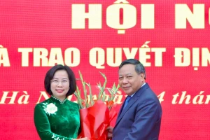Trao quyết định về công tác cán bộ của Ban Thường vụ Thành ủy Hà Nội