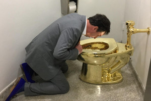 Bồn cầu vàng hơn 100 kg 'dội nước được' chuẩn bị lên sàn với giá 263 tỷ đồng