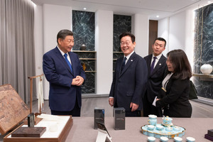 Vương miện vàng và bàn cờ vây: Nghệ thuật ngoại giao quà tặng khéo léo của Hàn Quốc gửi đến 2 nhà lãnh đạo Mỹ - Trung