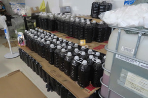 Phát hiện hàng trăm can hóa chất, hàng nghìn lít dung dịch dùng để sản xuất nước mắm, nước giặt giả ở An Giang