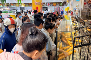 Siêu thị cháy hàng khi người dân đổ xô tích trữ lương thực trước bão Kalmaegi