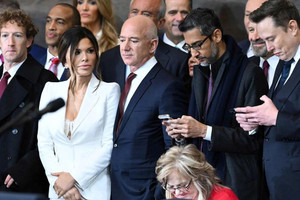 10 tỷ phú ‘đút túi’ gần 700 tỷ USD chỉ trong 1 năm: Người giàu thêm giàu, người nghèo kiệt quệ