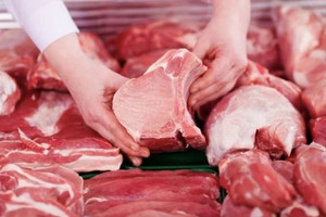 Giá heo hơi lao dốc, chạm mức thấp nhất trong năm