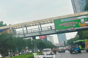 Biển quảng cáo 'bịt' mặt nhiều cầu vượt đi bộ tại Hà Nội