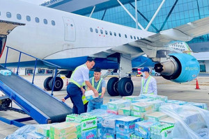 FLC vừa tiếp quản, Bamboo Airways đã vận chuyển miễn phí 1,5 tấn hàng cứu trợ đến miền Trung