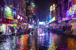 Phố Tây Bùi Viện ngập sau mưa lớn ở TP.HCM