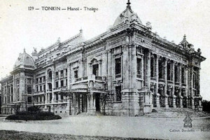 Nhà hát rộng 2.600m2 là công trình biểu tượng của Thủ đô, từng huy động tới 300 công nhân, 35.000 cọc tre, xây dựng trong suốt 10 năm