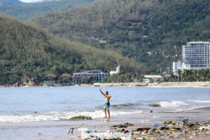 Bãi biển Quy Nhơn ngập rác