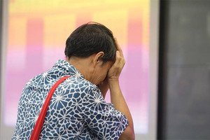 VN-Index giảm 44 điểm, chính thức thủng mốc 1.600 sau gần 3 tháng