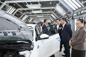 Bộ trưởng Bộ Công Thương Lào thăm nhà máy ô tô công suất 120.000 xe/năm, mong học hỏi chính sách hỗ trợ của Việt Nam