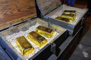 Phát hiện kho báu chứa nhiều thỏi vàng, tiền xu trị giá 21 tỷ khi đào bể bơi trong vườn nhà