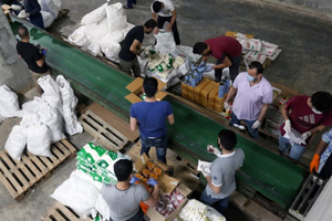 Quốc gia từng giàu như Dubai nay chìm sâu trong khủng hoảng, người dân lái Mercedes, BMW đi xin gạo miễn phí