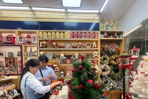 Đồ trang trí Noel xuống phố sớm, giá 'khá mềm' ngay từ đầu mùa