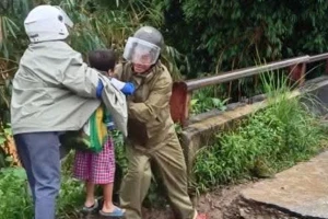 Lũ cuốn trôi cầu, công an túc trực hỗ trợ dân, đưa học sinh đến trường an toàn