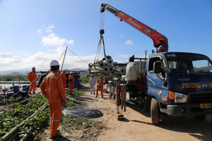Huy động thêm 1.000 nhân lực hỗ trợ nhiều tỉnh miền Trung khôi phục lưới điện sau bão số 13
