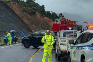 Sạt lở trên cao tốc nối Đà Nẵng và Huế: Mở tạm một làn, cấm xe chạy ban đêm