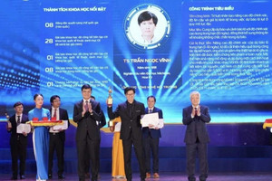 Tiến sĩ người Việt sinh năm 1991, ‘gây sốt’ trên tạp chí hàng đầu của Mỹ với dự báo lũ lụt, là chủ nhân của giải Quả cầu Vàng