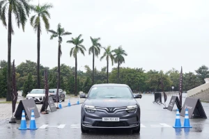 Lái thử VinFast VF 8, người dùng Việt chia sẻ: 'Tự hào khi Việt Nam có thể làm ra những chiếc xe chất lượng đến vậy'