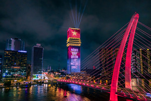 Tòa tháp Saigon Marina IFC rực sáng chào mừng đối tác chiến lược toàn diện Việt - Anh