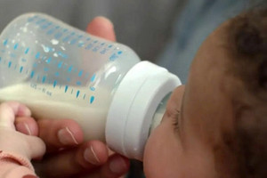 Phát hiện sữa bột trẻ em nhiễm độc tố gây liệt cơ ở trẻ sơ sinh, thu hồi khẩn cấp lô hàng