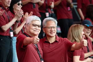 Cổ phiếu AI đỏ lửa, CEO Nvidia Jensen Huang nói gì khi tới thăm nhà sản xuất chip lớn nhất thế giới?