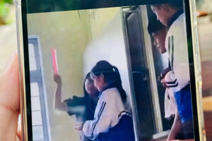 Cho thôi việc nữ giáo viên sinh năm 2003