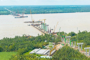 Huy động 400 nhân sự, 150 thiết bị, cây cầu dây văng lớn thứ 2 Việt Nam do liên danh Đèo Cả thực hiện sắp hoàn thành hạng mục trọng điểm