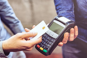 Techcombank cảnh báo thủ đoạn mới: Khách hàng mất tiền dù vẫn cầm thẻ trong tay