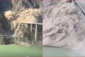 'Cầu vượt trên mây' đổ sập chỉ sau 10 tháng thông xe: Phong tỏa khẩn cấp hiện trường, giao thông ách tắc nghiêm trọng