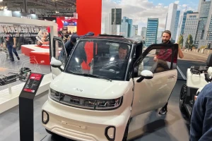 Chiếc ô tô điện 'nhỏ như xe máy': Chạy 140km, không cần bằng lái ô tô, sạc pin tại nhà, giá chỉ hơn 200 triệu đồng